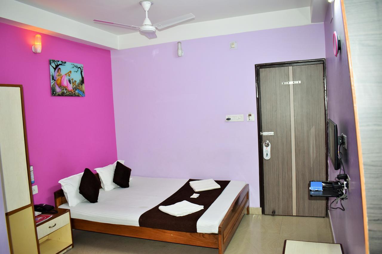 Hotel Debjyoti Siliguri Buitenkant foto
